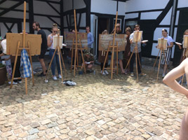 Naaktmodel schilderen tijdens bedrijfsuitje in Mechelen in Limburg