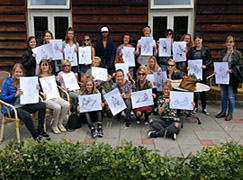Workshop naaktmodel tekenen tijdens weekend dames voetbal team