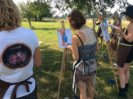 Naaktmodel schilderen vrijgezellenfeest in boomgaard Tienen in België