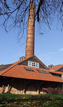 Atelier Twan de Vos in steenfabriek De Bovenste Polder in de uiterwaarden van de Rijn in Wageningen, direct aan het water