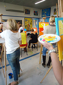 workshop naaktmodel schilderen voor vrouwen die een vrijgezellenfeest hebben met een mannelijk naaktmodel op het atelier in Tilburg